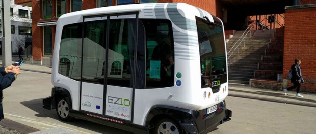 Självkörande bussar glider runt i Kista